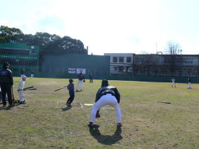 試合形式練習ではNOMOクラブ選手が守備につき、子どもたちはバッティングを練習しました