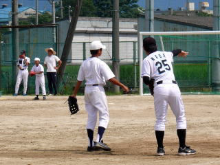 内野ノックの様子。 和田選手が送球のアドバイスをしています。