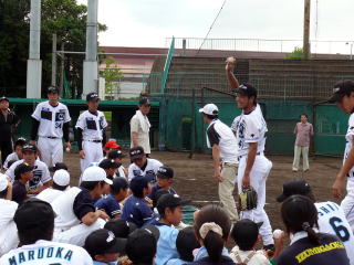 石田投手がボールの握り方を説明。