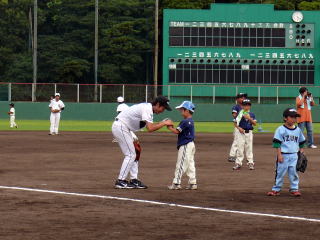 巡回しながらボールの握り方を指導していた石井選手。