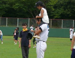 順番待ちの子どもを篠原選手が肩車。 子どもたちからは笑顔があふれていました。