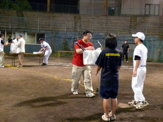 堺陵東ライオンズクラブ様よりティーボールセットが贈呈されました。皆さんがこれからも楽しんで野球やスポーツを続けてくれます