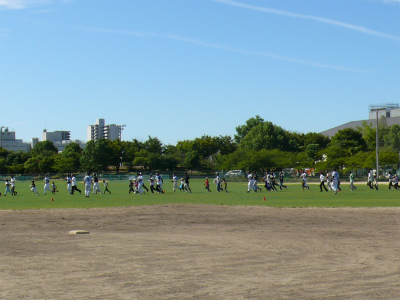 金岡公園野球場はとても広い球場で、グランド一杯使いランニングを行いました。