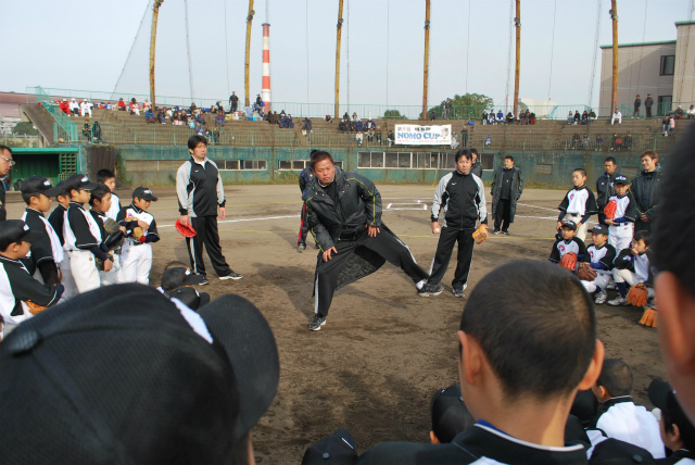 金村コーチによる相撲の四股踏み指導