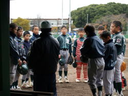 決勝戦、円陣を組む神戸リトルの選手たち