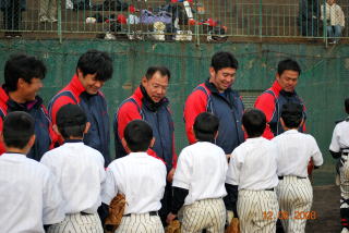 ベースボールクリニック終了後、コーチ陣と子どもたちが握手を交わしました