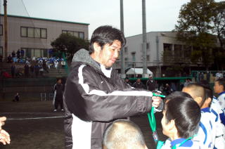 優勝チームには野茂理事長から一人ひとりにメダルがかけられました