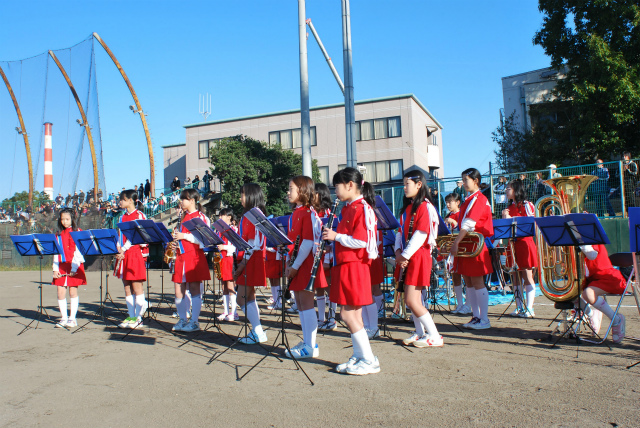 三宝小学校校区音楽隊による演奏で選手入場です