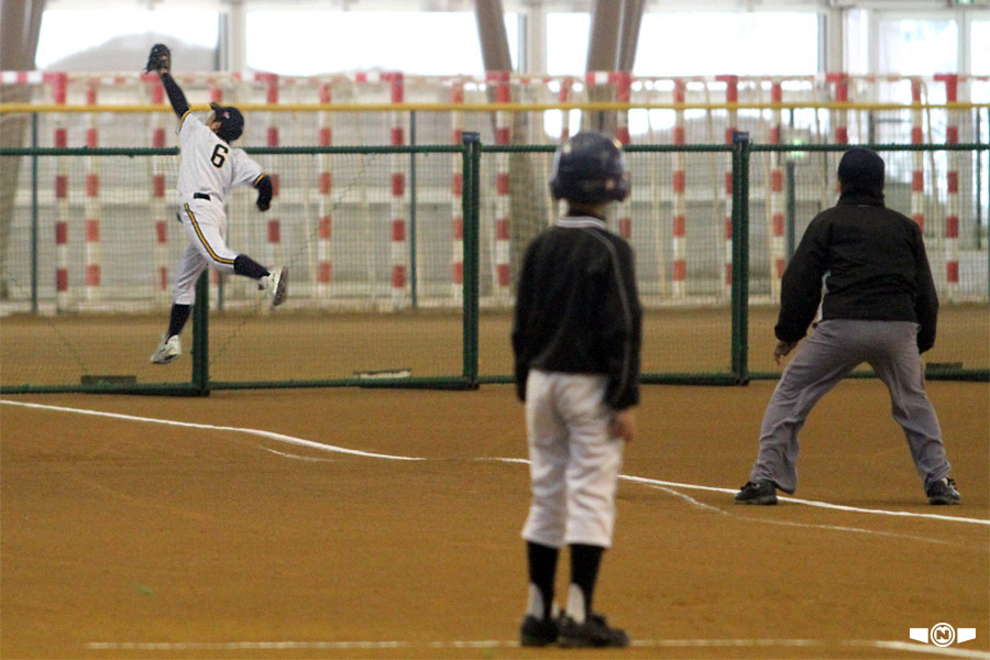 初回裏、フェンス越えのホームランボールをジャンピングキャッチする上田選手のファインプレー