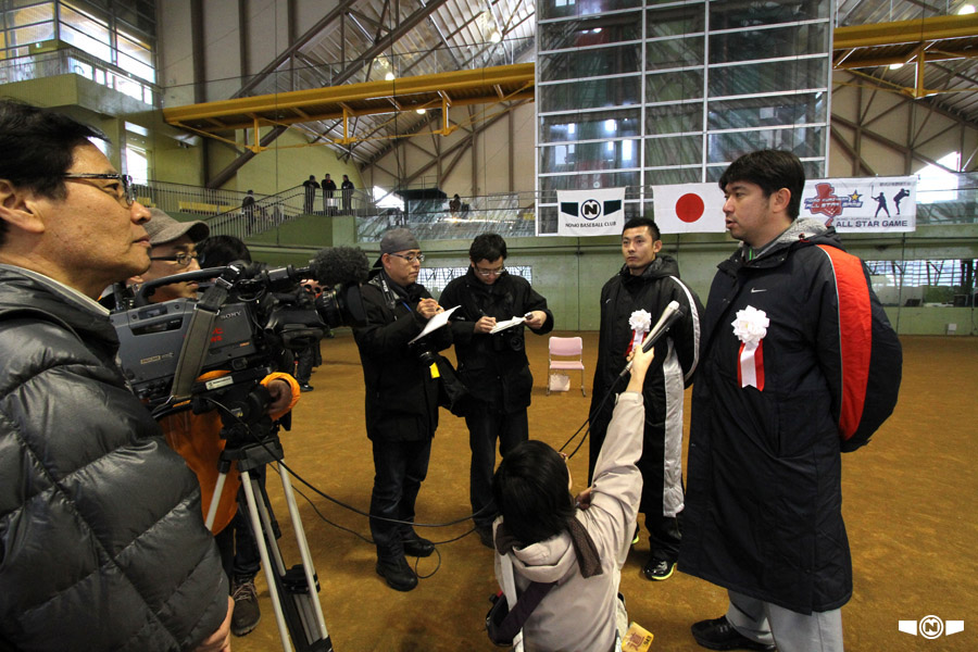 大会後、報道陣の取材を受ける野茂英雄、栗山巧　両大会委員長